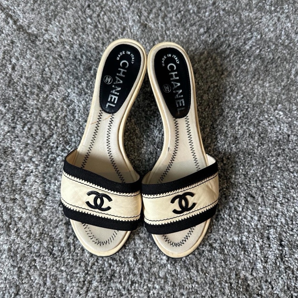 CHANEL Beige and Black heels - Picture 2 of 6